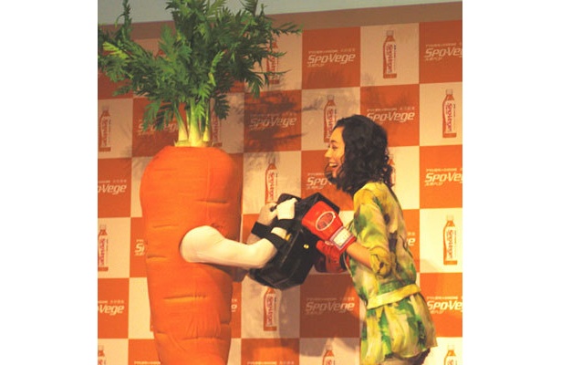キックの後にニンジンくんにかけよる吹石さん