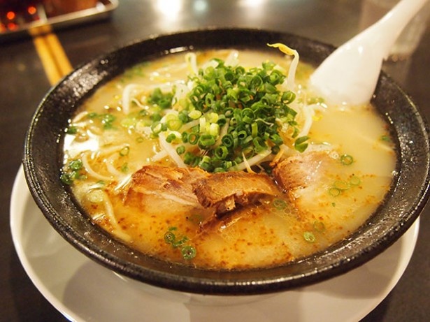 トンコツと鶏ガラで炊き出すスープはあっさりしながらもコクがある
