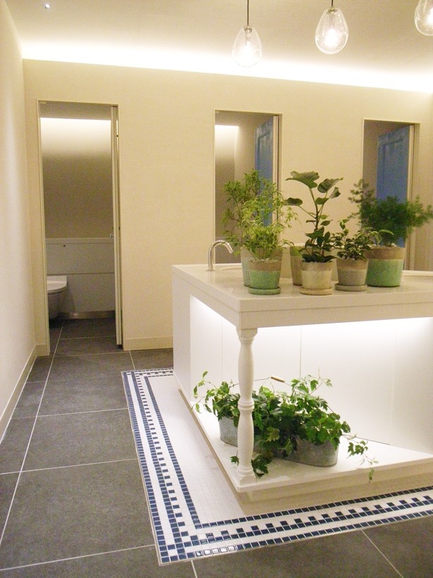 5Fの女子トイレは、ナチュラルテーストの明るい雰囲気