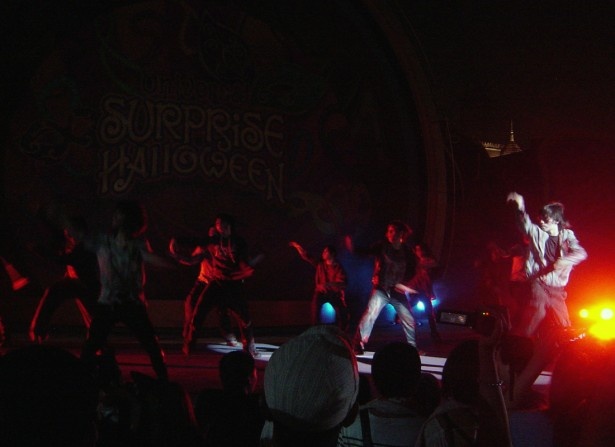 ゾンビが踊るはマイケル・ジャクソンの「スリラー」！