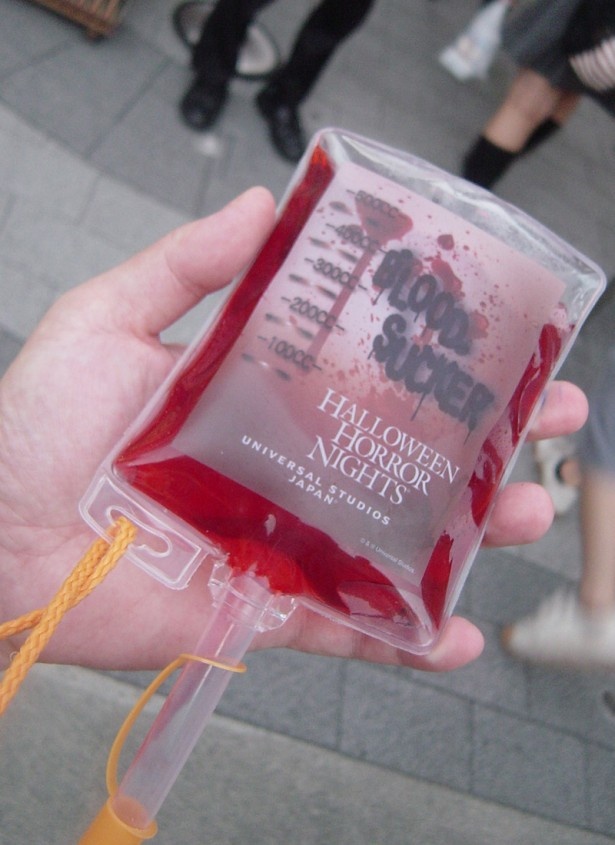 「ゾンビの血」600円。輸血用の血液に見えるが中身はラズベリーゼリー。