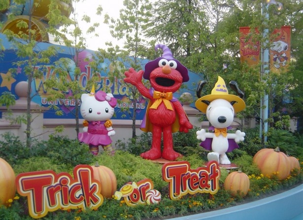 パークのあちこちはハロウィーン一色！昼はパレードもあるのでホラーが苦手な人でも楽しめる