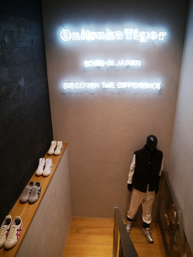 店内はビンテージ感と未来感、東洋と西洋が融合した雰囲気に