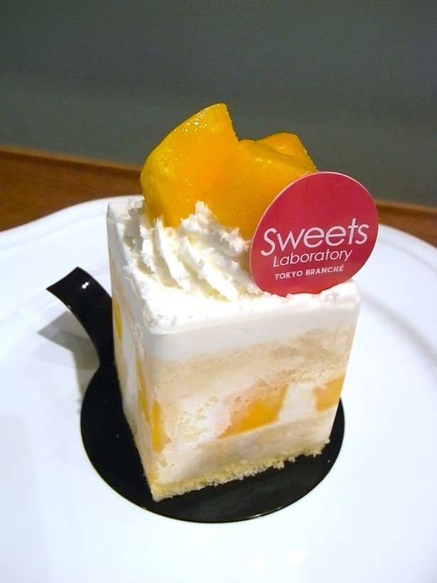 パッションフルーツカスタード入り、マンゴーのショートケーキ(400円)
