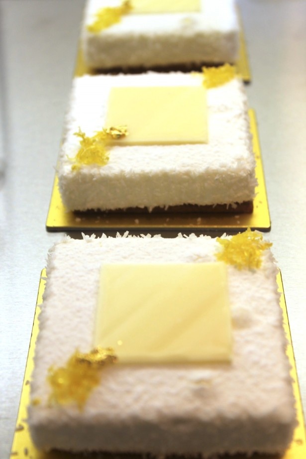 レモンクリームが爽やかなホワイトチョコのレアチーズケーキ(380円)