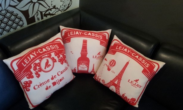 クッションもルジェ カシスのお洒落なデザインに！