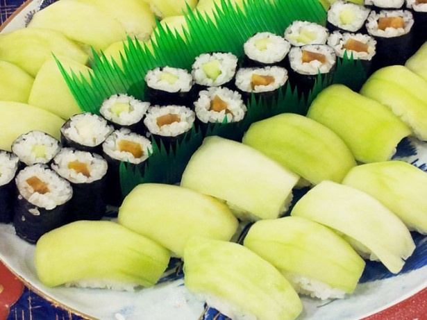 服部しろうりのにぎり。しろうりシャキシャキした食感を残した浅漬けのお寿司