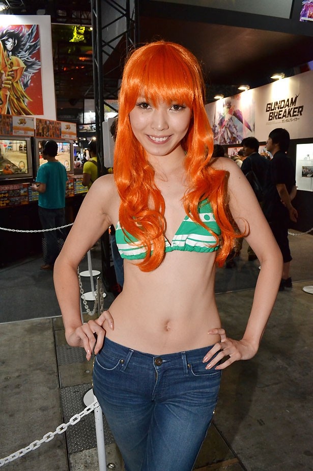 【写真を見る】「ONE PIECE」のナミに扮したセクシーコンパニオンも登場！