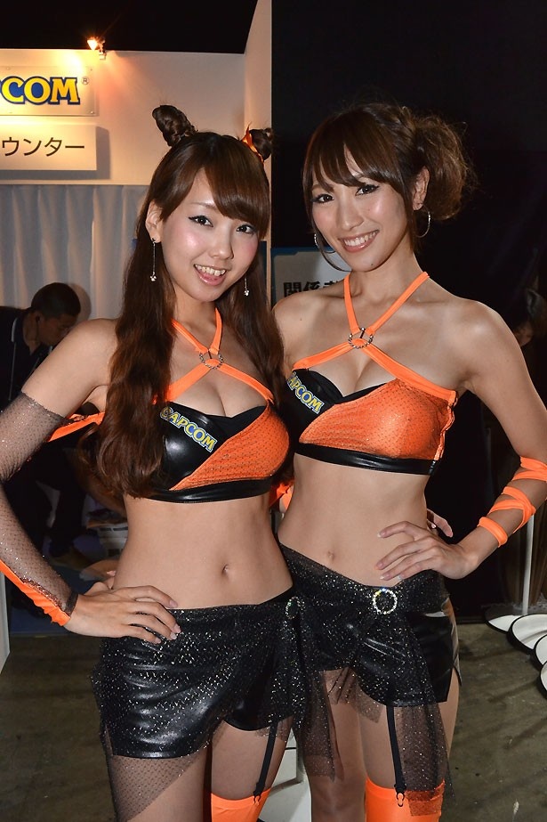 カプコンブースのコンパニオンはレースクイーン風の衣装