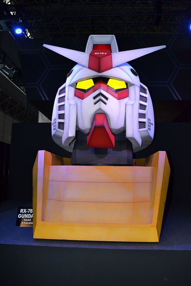 ガンダムの巨大な像も設置されている