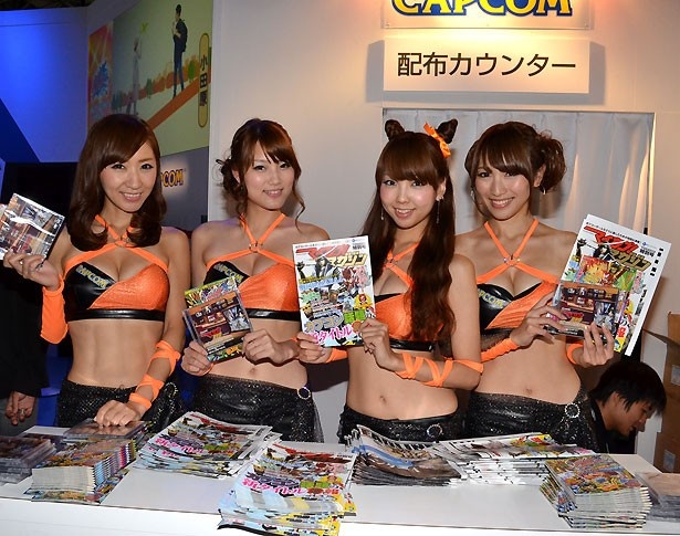 カプコンブースにはプレゼント配布コーナーもあり