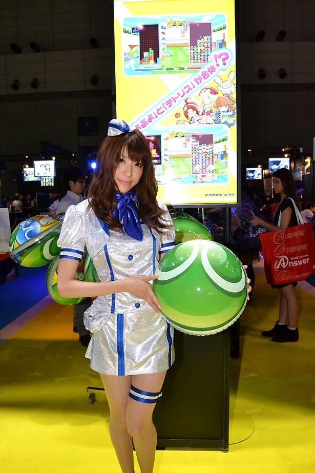 セガブースでは、ぷよぷよを手にしたコンパニオンがお出迎え