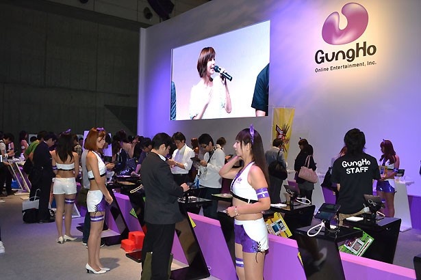 セクシー美女がゲームの操作方法をレクチャーしてくれるブースもあった