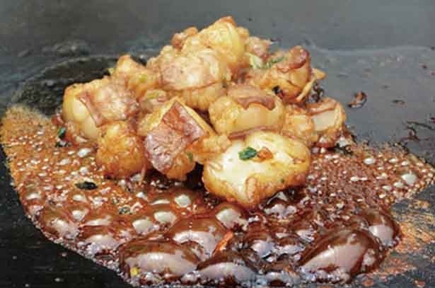 博多もつ焼き￥600（ホルモン倶楽部）。厳選した丸腸のみを使う博多の新名物