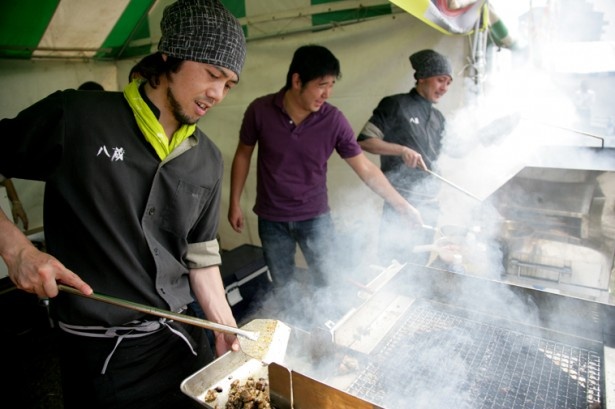 料理人のアイデアが詰まった料理を振舞う