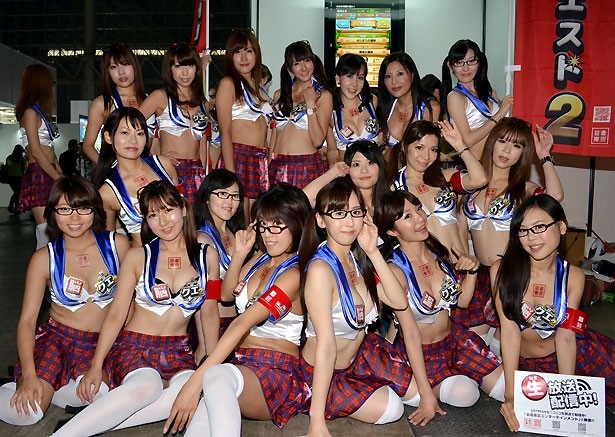 「脳トレクエスト2」ブースにはセクシー美女が大集結！