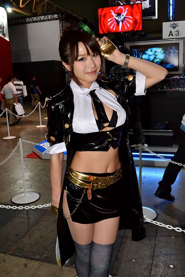 大きく開いた胸元がセクシー