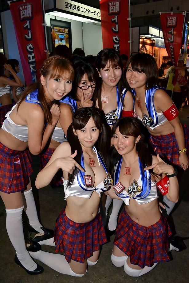 セーラー服をアレンジしたセクシー衣装に注目