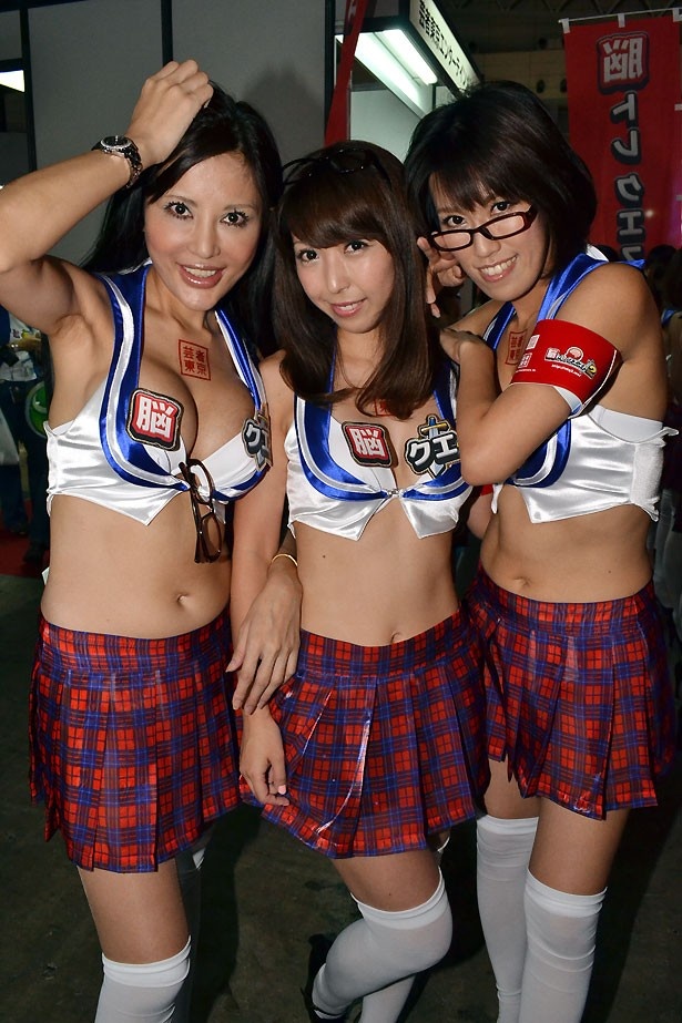 ブース周辺にはカメラマンが殺到していた