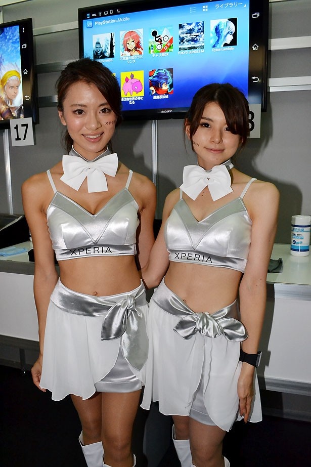 エクスペリア用ソーシャルゲームの展示ブースでは、彼女たちがお出迎え