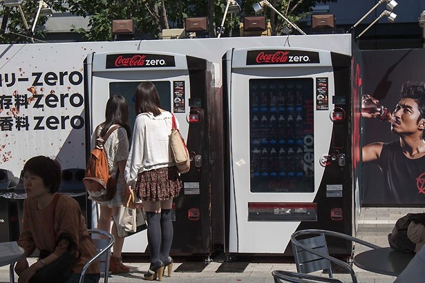 9月17日の設置以降、連日大勢の来場者が自販機を利用している