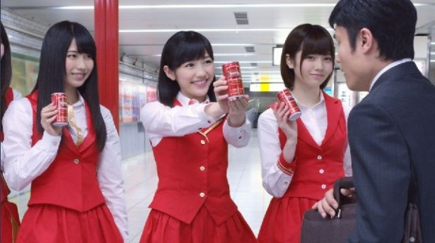 AKB48メンバー、真っ赤なミニスカ衣装で街に出現!?