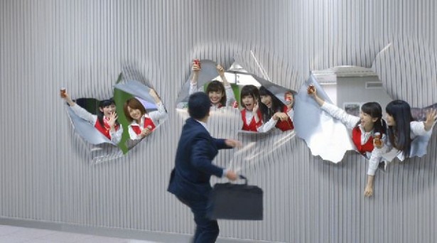 壁からAKB48が!?