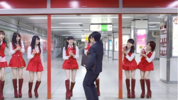 【写真を見る】真っ赤なミニスカ衣装！