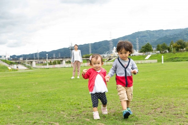 広い芝生がある公園は外遊びデビューに最適！