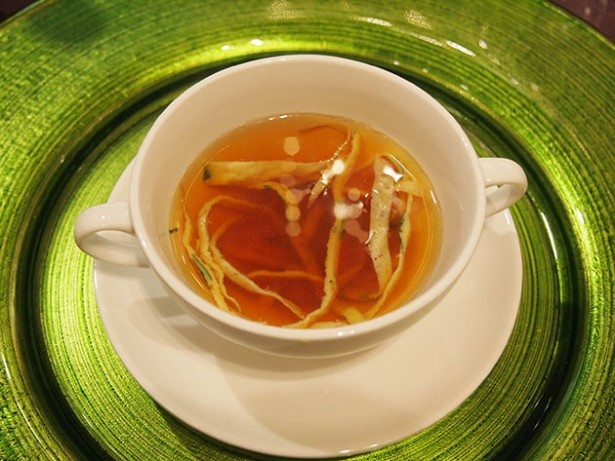 香草入りパスタのチキンコンソメ