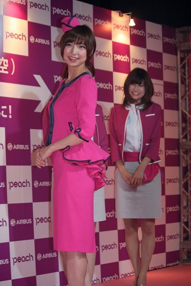 【写真を見る】自分でデザインしたCAの制服が注目ポイントなのだとか！