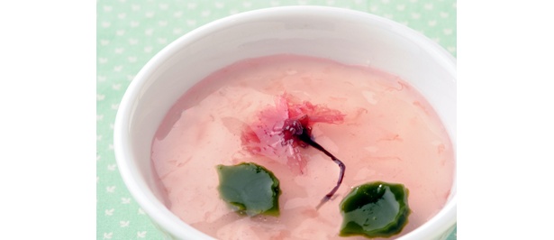 ここからは4/30（木）までの「桜スイーツ」　HONG KONG SWEETS 果香「さくらくずの杏仁豆腐」（480円）
