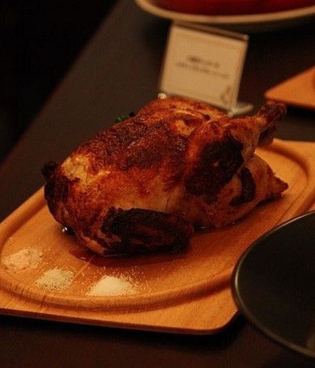 【写真を見る】チキンの丸焼きに舌鼓！「ベルジアンビア・カフェ ゲント」初登場のロティサリーチキン