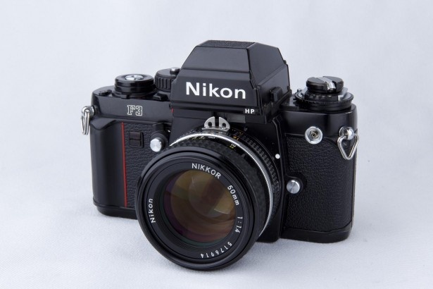 80年代を代表するプロ機「ニコン F3」。デザインはイタリアの巨匠ジウジアーロによるもの（ボディ\21,000　Ai-s50/1.4レンズ\10,000）
