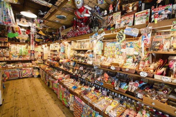 新井薬師前にある駄菓子屋「ぎふ屋」。店内にはレトロなオモチャもたくさん飾られている