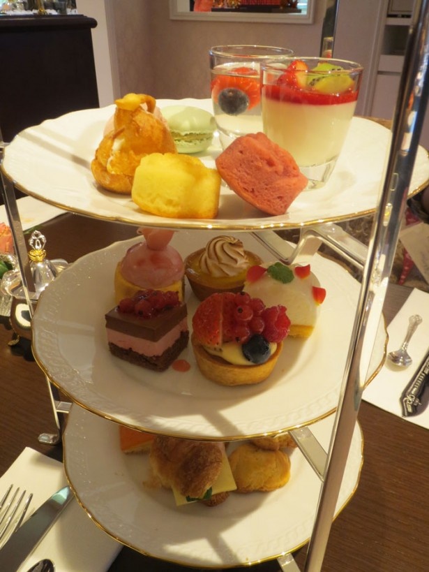 目玉のアフタヌーンティーセット。3段のお皿には一口サイズの彩り豊かな スイーツと軽食がたくさんのっていて、見た目も華やか