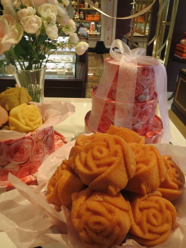 モンシェールとっておきの焼菓子「バラのフィナンシェ」。外側は少しかためで中は しっとりで、バターの芳醇な風味が魅力的
