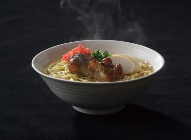 自家製麺がスープに合う「沖縄食堂」沖縄そば(600円・予定)