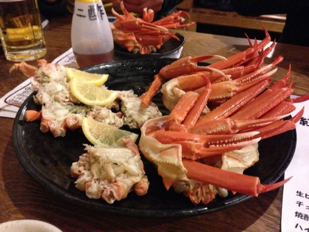 「海鮮！岩山海 小阪店」のバルメニューは、紅ずわいがに浜ゆで一杯と生ビール中1杯という贅沢な内容で500円