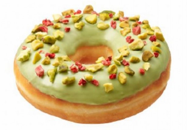 ピスタチオチョコレートに、クラッシュピスタチオとフリーズドライのストロベリーをトッピングした大人味のドーナツ、ピスタチオ リース