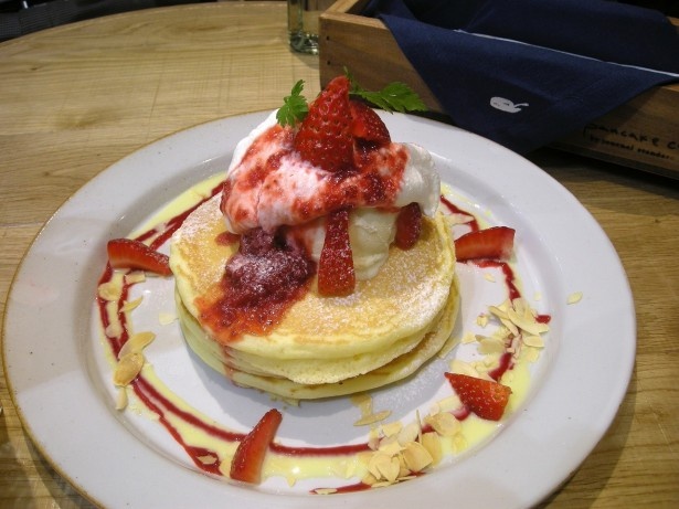 【j.s.pancake cafe】スイーツとして楽しめるパンケーキはもちろん、食事として楽しめるメニューも。ショッピングの休憩にも最適！　写真は「ストロベリー」￥980