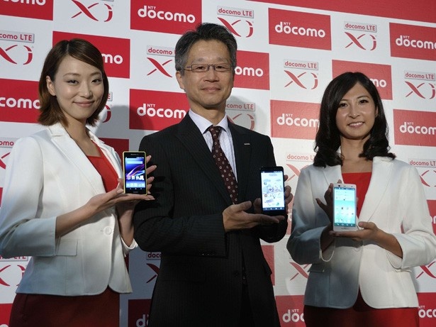 おすすめ機種のARROWS NX F-01F、AQUOS PHONE ZETA SH-01F、Xperia Z1f SO-02Fを持つ永田支社長ら