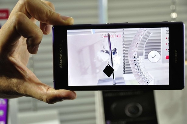XperiaZ1、Z1fともにカメラ機能が充実。「タイムシフト連写」はシャッターを切る前後1秒間に61コマを撮影できる