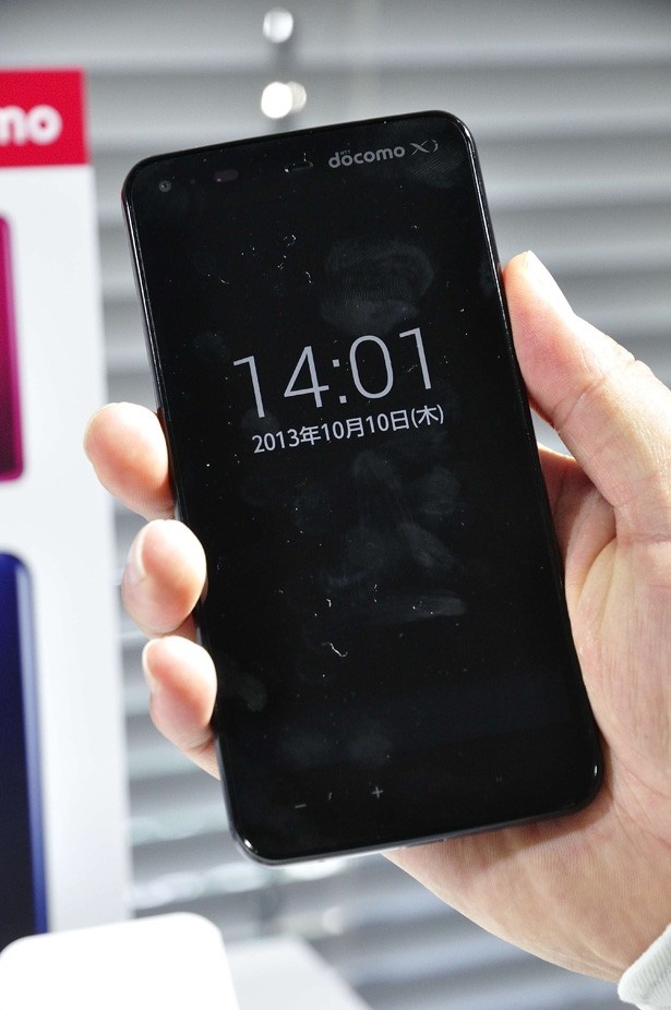 AQUOS PHONE ZETAには持つだけで時刻が表示されたり、着信音量をコントロールできるUI「グリップマジック」を搭載
