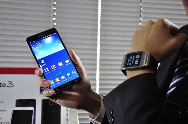GALAXY Note3と連携して使うGALAXY Gearも10月17日から発売。写真を撮ったり、メールを読んだり、新しい使い方ができる