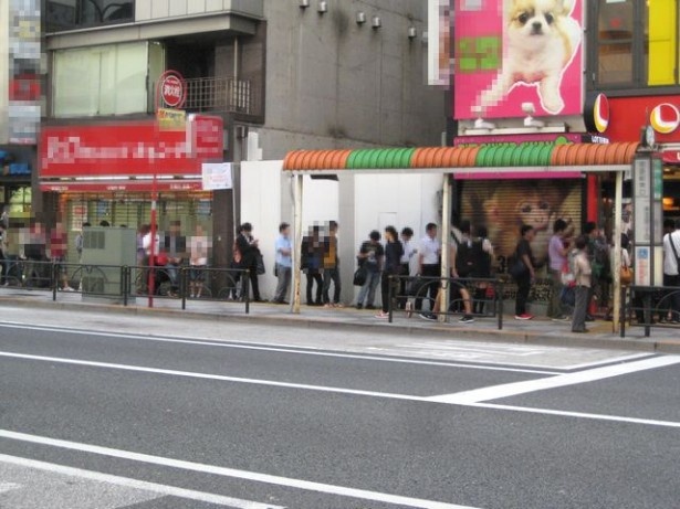 ロッテリア西武池袋前店では、朝7時のオープン時点から発売待ちの客が列になって待機
