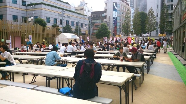 席数もたっぷりとある会場は屋根付きエリアも