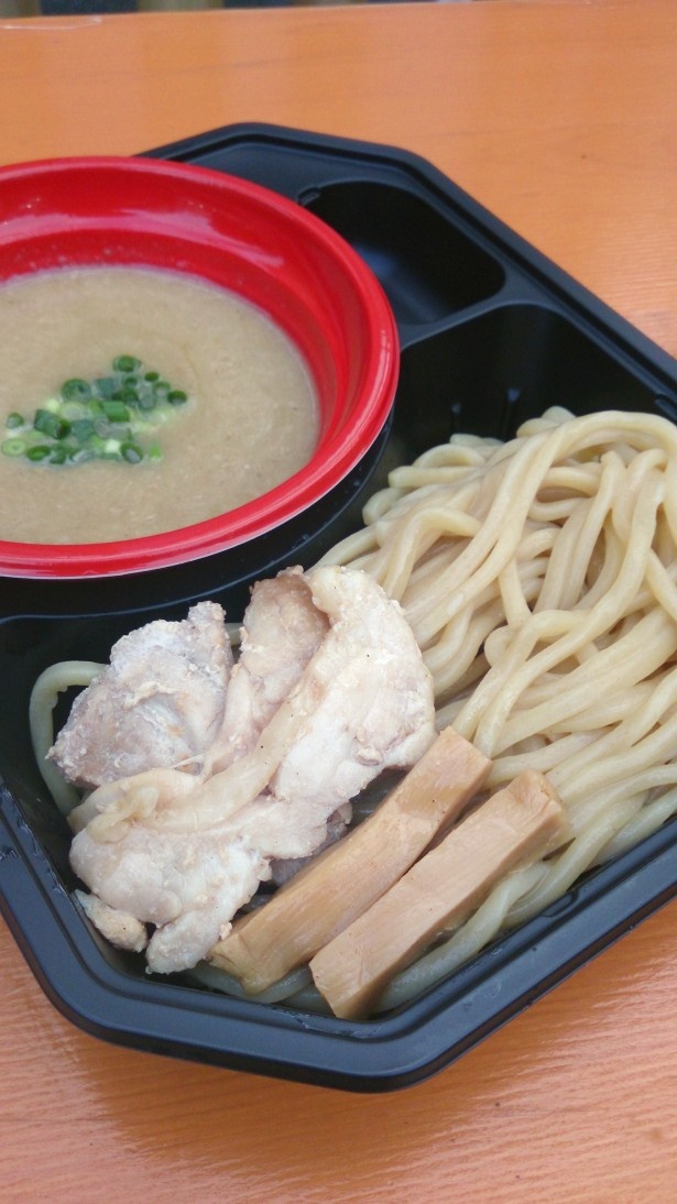 稲葉は通常店舗メニューにアレンジした大つけ麺博スタイル