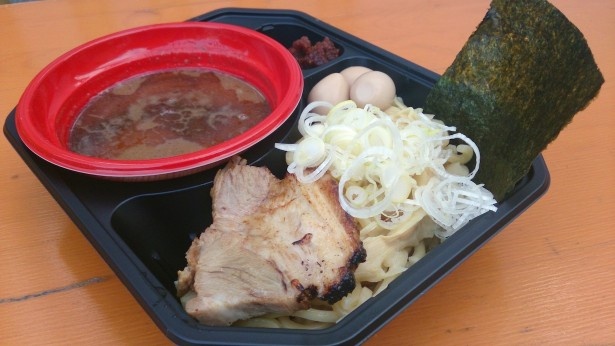 つけめん堂は甘味のあるピリ辛スープにうずらの味付け卵付き
