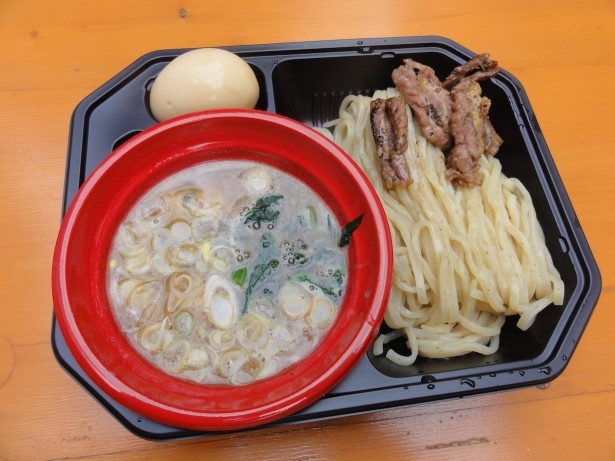 而今の荒い全粒粉入りのつるつる麺はコシのある歯ごたえ